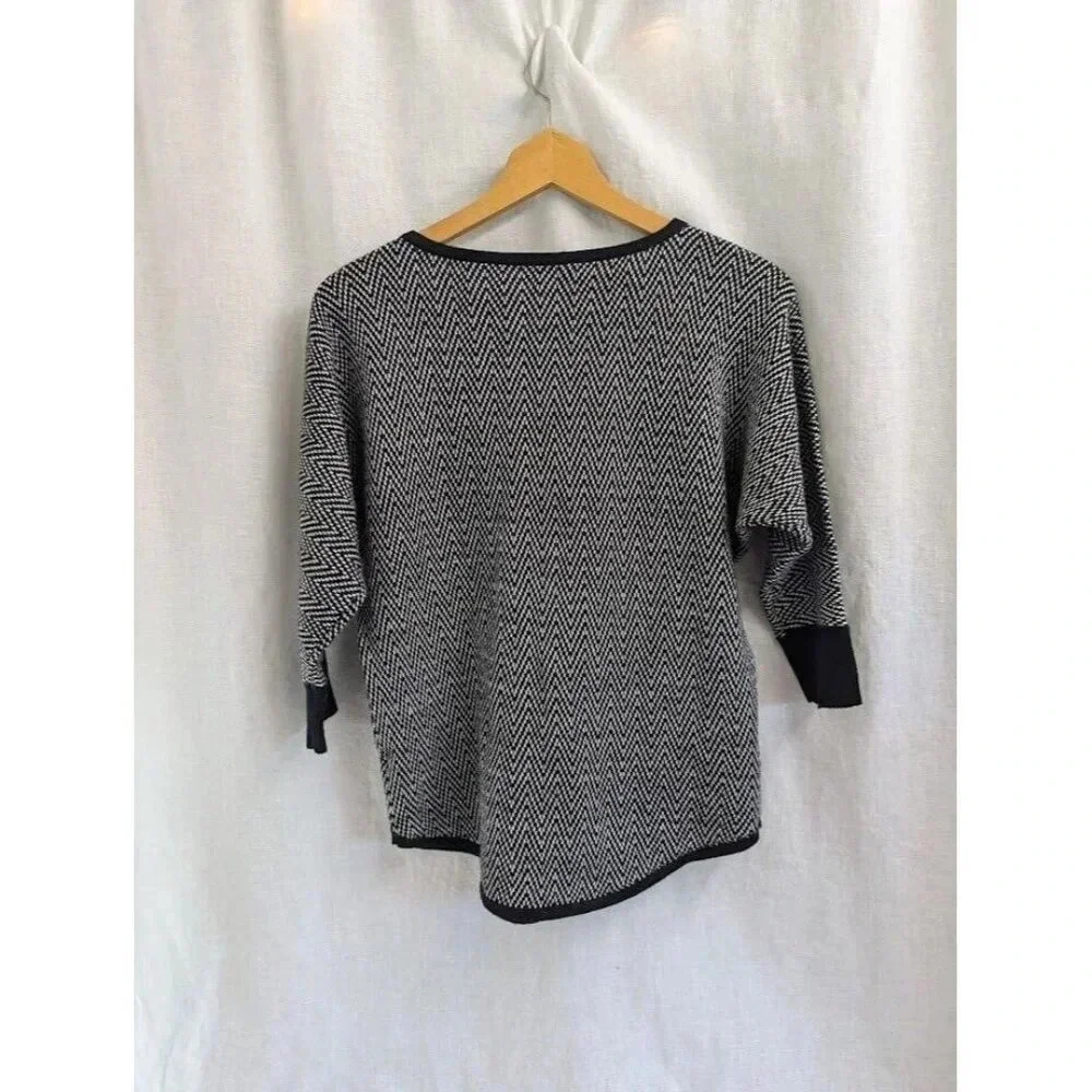 The Limited Black And White Chevron Pullover sweater women's size small SW3